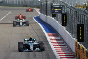 Valtteri Bottas, Mercedes AMG F1, precede Lewis Hamilton, Mercedes AMG F1 e Sebastian Vettel, Ferrari SF71H