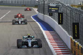Valtteri Bottas, Mercedes AMG F1, precede Lewis Hamilton, Mercedes AMG F1 e Sebastian Vettel, Ferrari SF71H