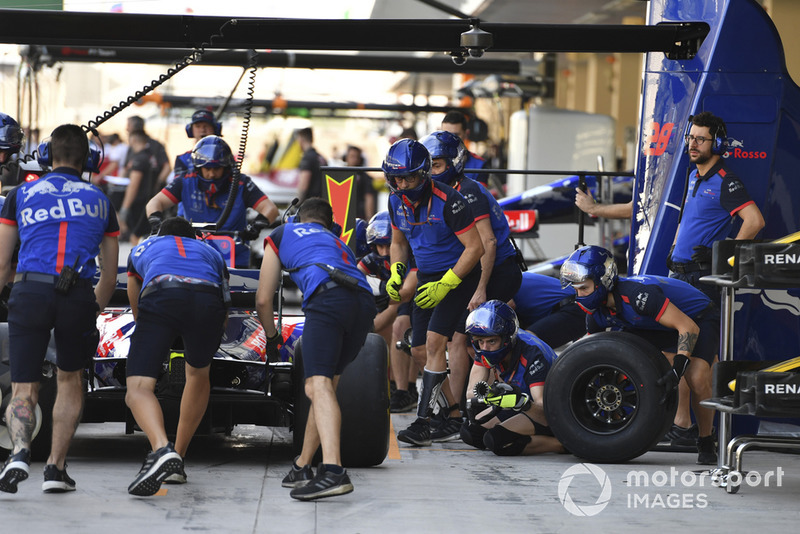 Scuderia Toro Rosso STR13 pit stop practice