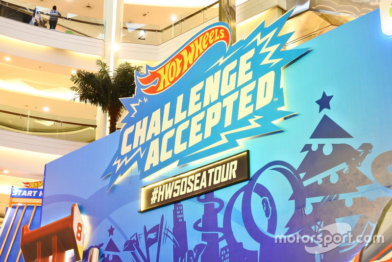 Banner Hot Wheels Challenge Accepted