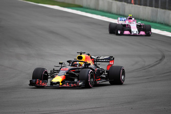 Daniel Ricciardo, Red Bull Racing RB14 and Esteban Ocon, Racing Point Force India VJM11