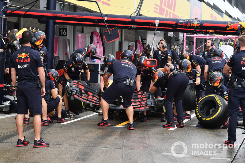 Entraînement aux arrêts au stand chez Red Bull