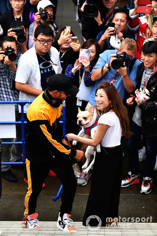 Lewis Hamilton, Mercedes AMG F1 un fan con un perro