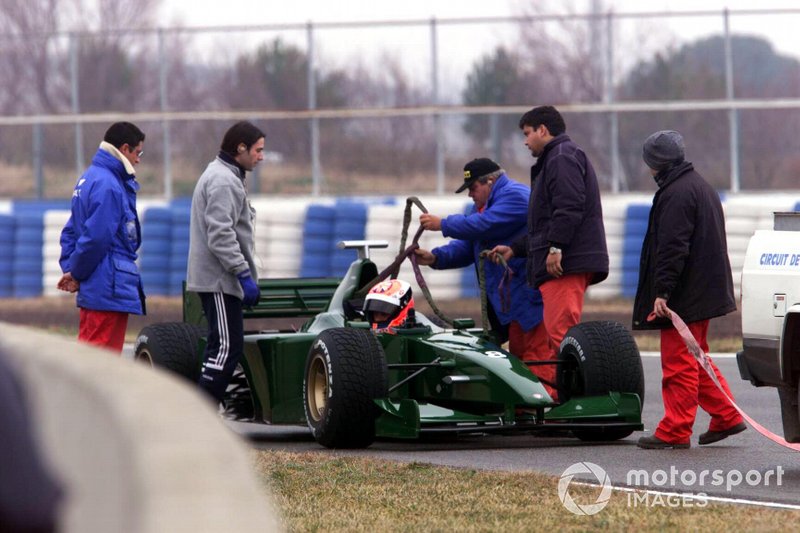 Johnny Herbert sufre problemas con el Jaguar R1