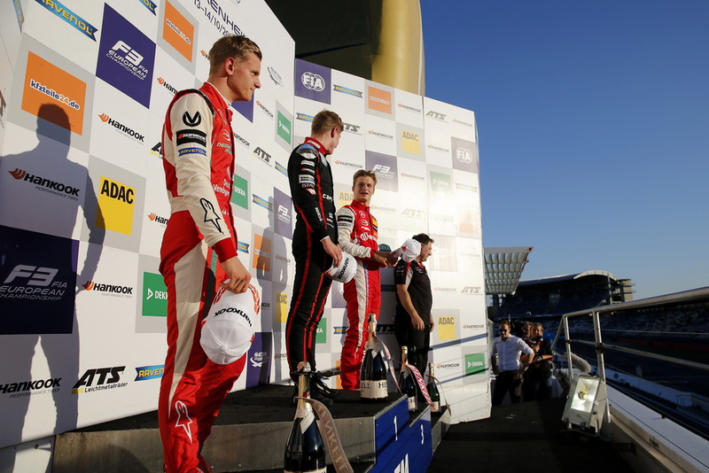 Podium : Le vainqueur, Jüri Vips, Motopark Dallara F317 - Volkswagen, le champion Mick Schumacher, PREMA Theodore Racing Dallara F317 - Mercedes-Benz, le troisième Ralf Aron, PREMA Theodore Racing Dallara F317 - Mercedes-Benz