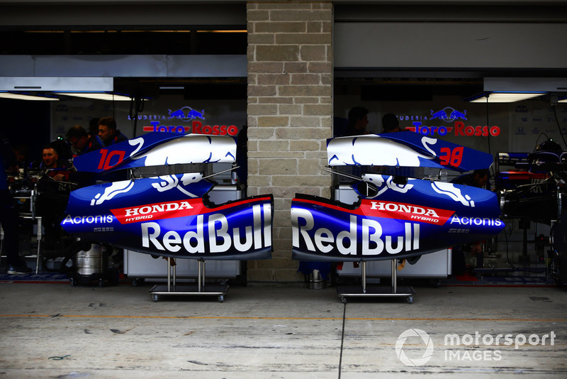 Suasana garasi Toro Rosso