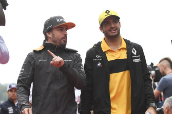 Fernando Alonso, McLaren ve Carlos Sainz Jr., Renault Sport F1 Team geçit töreninde