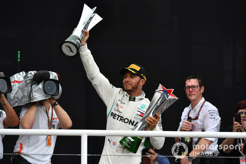 Lewis Hamilton, Mercedes AMG F1, festeggia sul podio con il trofeo