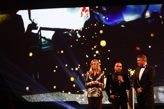 Nic Hamilton, le frère du Champion du monde de F1 Lewis Hamilton est sur scène pour recevoir les prix de pilote britannique de l'année et pilote international de l'année