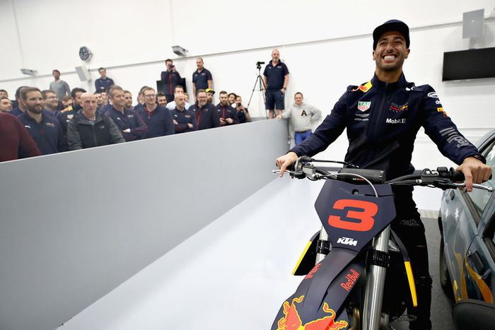 Daniel Ricciardo, Red Bull Racing, posa para uma foto com sua moto KTM