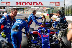 Pierre Gasly, Scuderia Toro Rosso STR13, in the grid with engineers