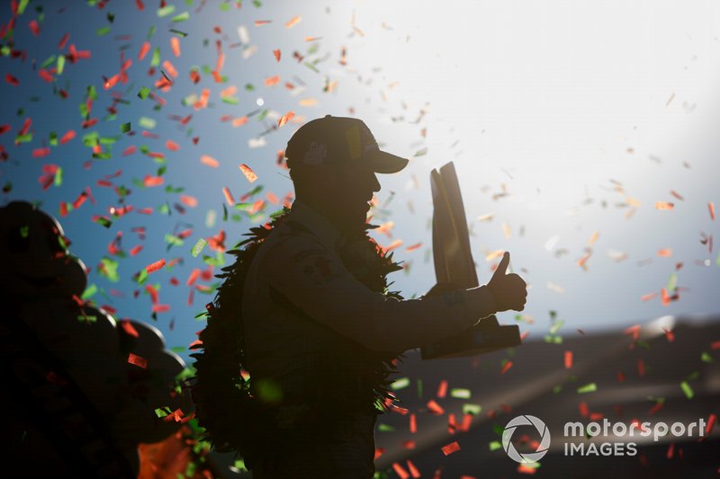 Sam Bird, Envision Virgin Racing, 3ª posición, con su trofeo