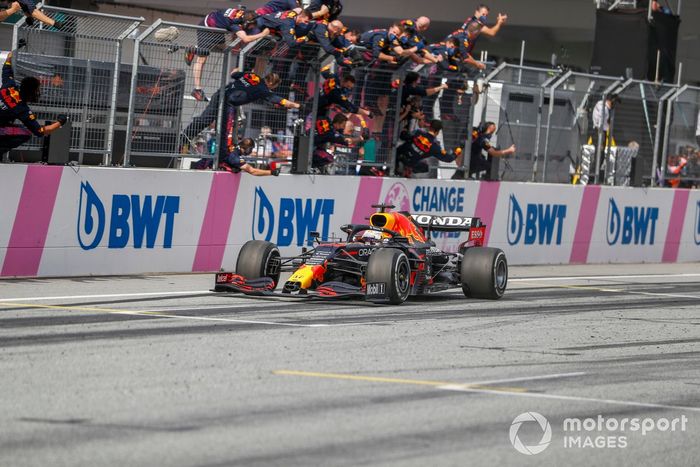 Ganador Max Verstappen, Red Bull Racing RB16B, cruza la meta frente a su equipo