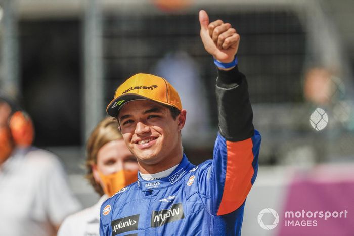Segundo puesto Lando Norris, McLaren, celebra en Parc Ferme