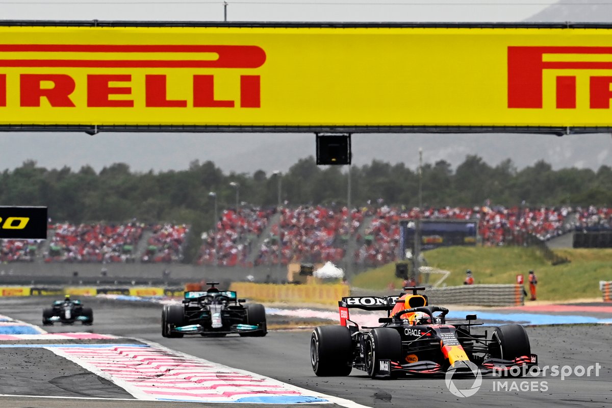 Max Verstappen, Red Bull Racing RB16B, precede Sir Lewis Hamilton, Mercedes W12