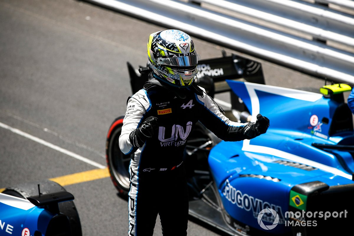 El ganador en Mónaco, Guanyu Zhou, Uni-Virtuosi Racing, celebra en parc fermé