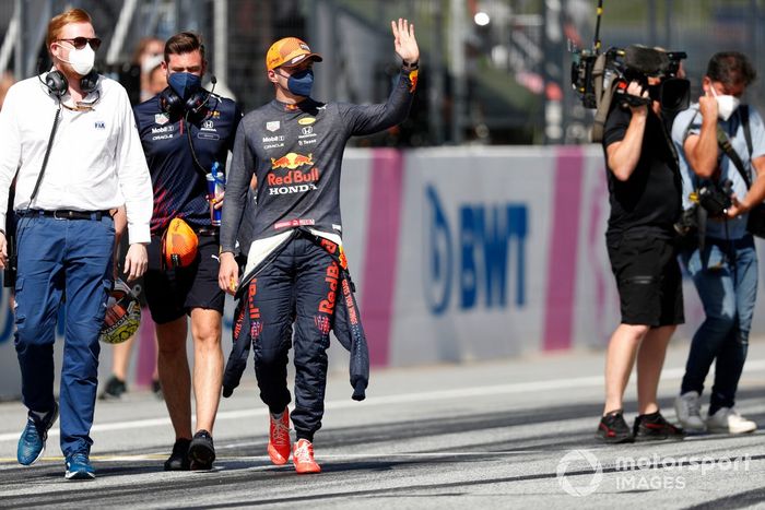 Ganador de la pole Max Verstappen, Red Bull Racing en Parc Ferme