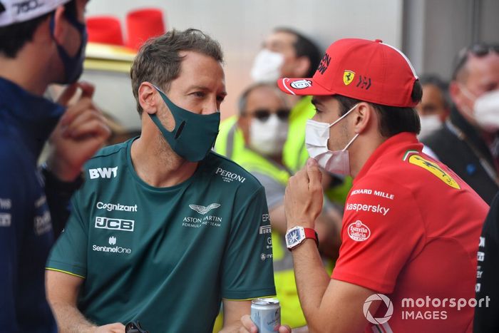 Sebastian Vettel, Aston Martin, Charles Leclerc, Ferrari, en el desfile de pilotos