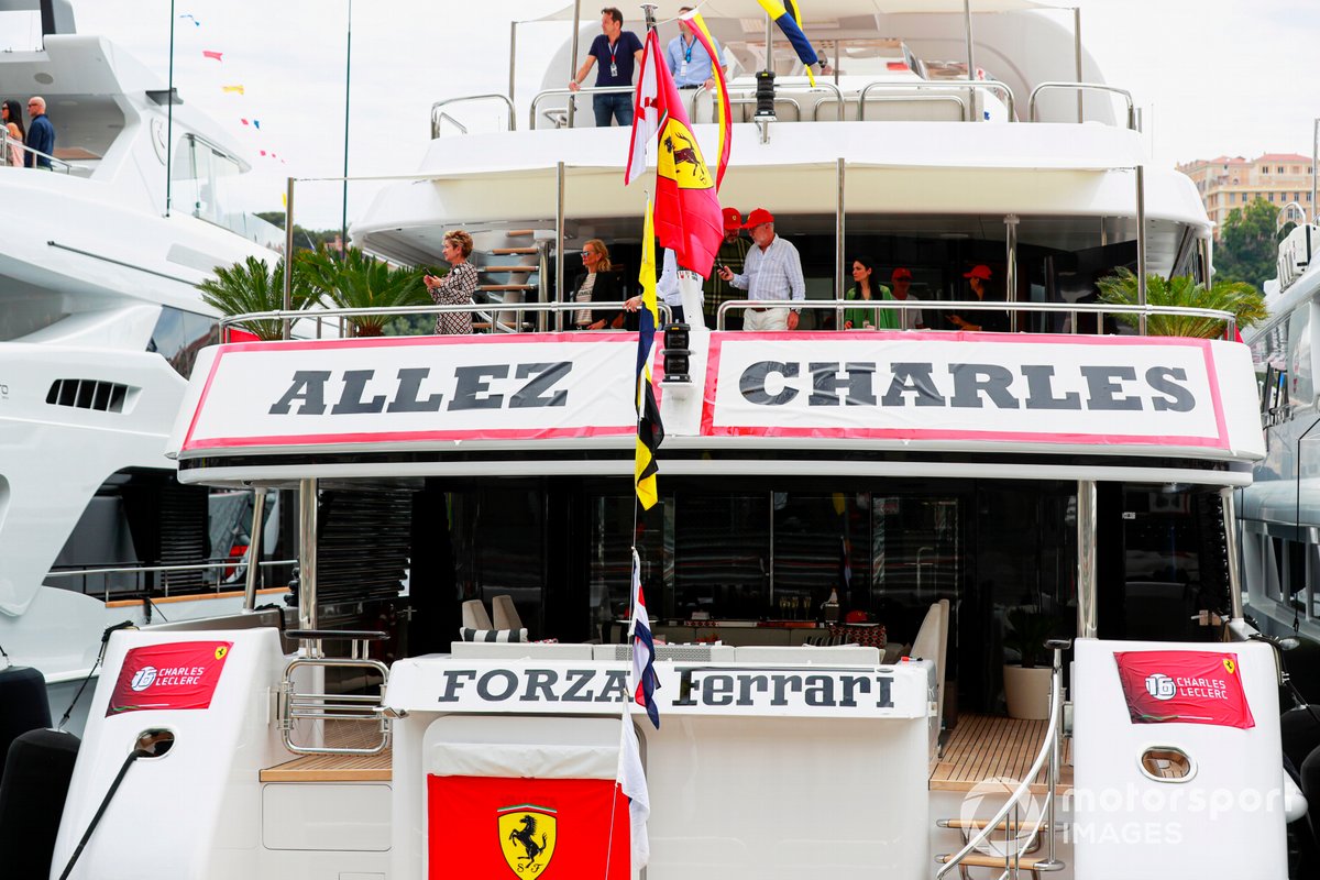 Supporto per Charles Leclerc, Ferrari, su uno yacht
