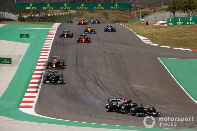 Valtteri Bottas, Mercedes W12, Lewis Hamilton, Mercedes W12, Max Verstappen, Red Bull Racing RB16B, Carlos Sainz Jr., Ferrari SF21, e il resto delle auto