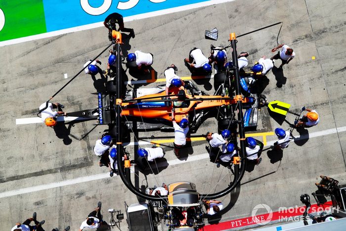 Daniel Ricciardo, McLaren MCL35M , en pits
