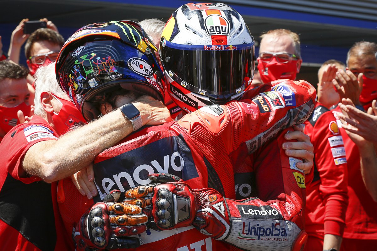 Ganador de la carrera Jack Miller, Ducati Team celebra con el segundo lugar Francesco Bagnaia, Ducati Team