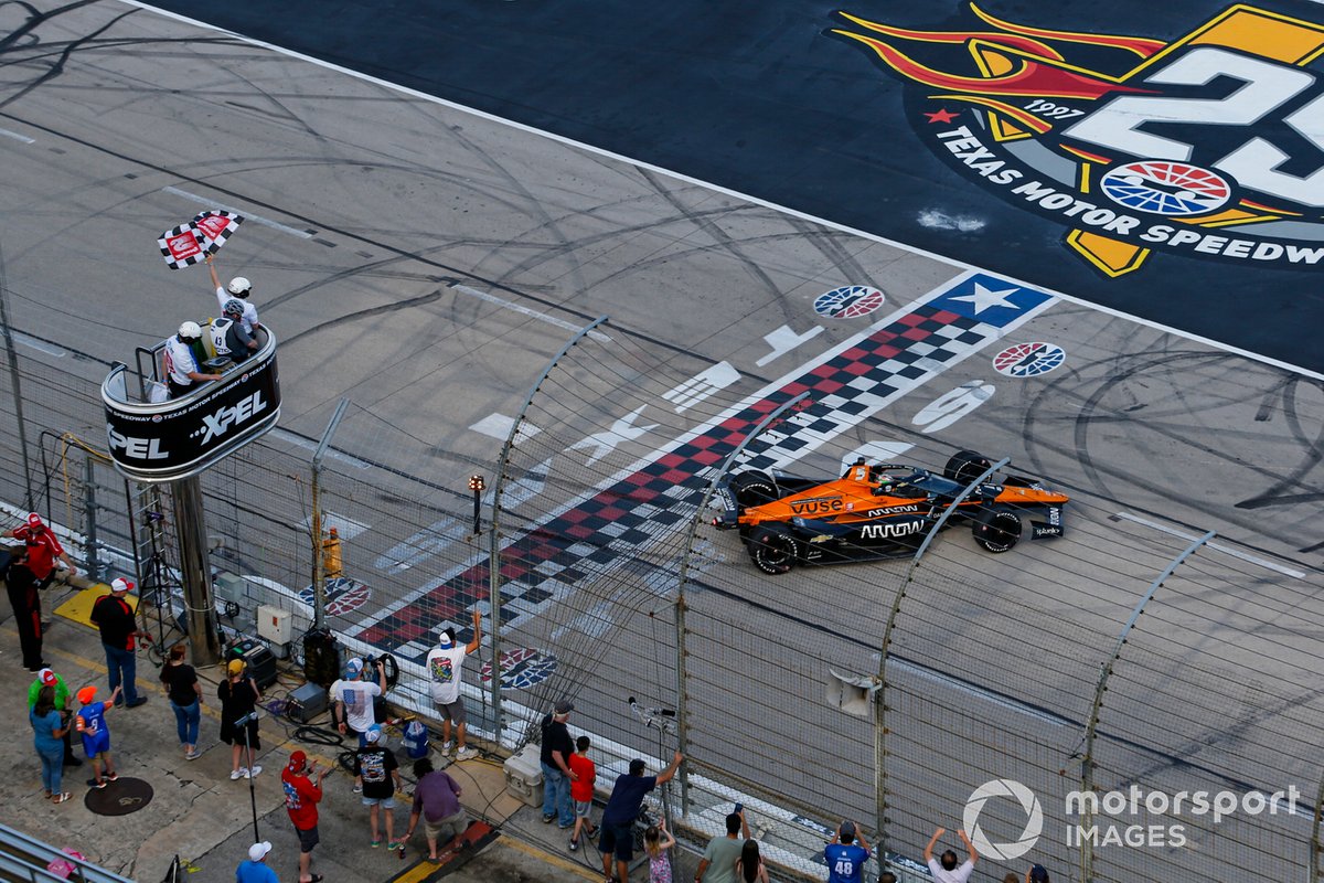 Patricio O'Ward, Arrow McLaren SP Chevrolet celebra la victoria en la XPEL 375 con unas donas en el piso