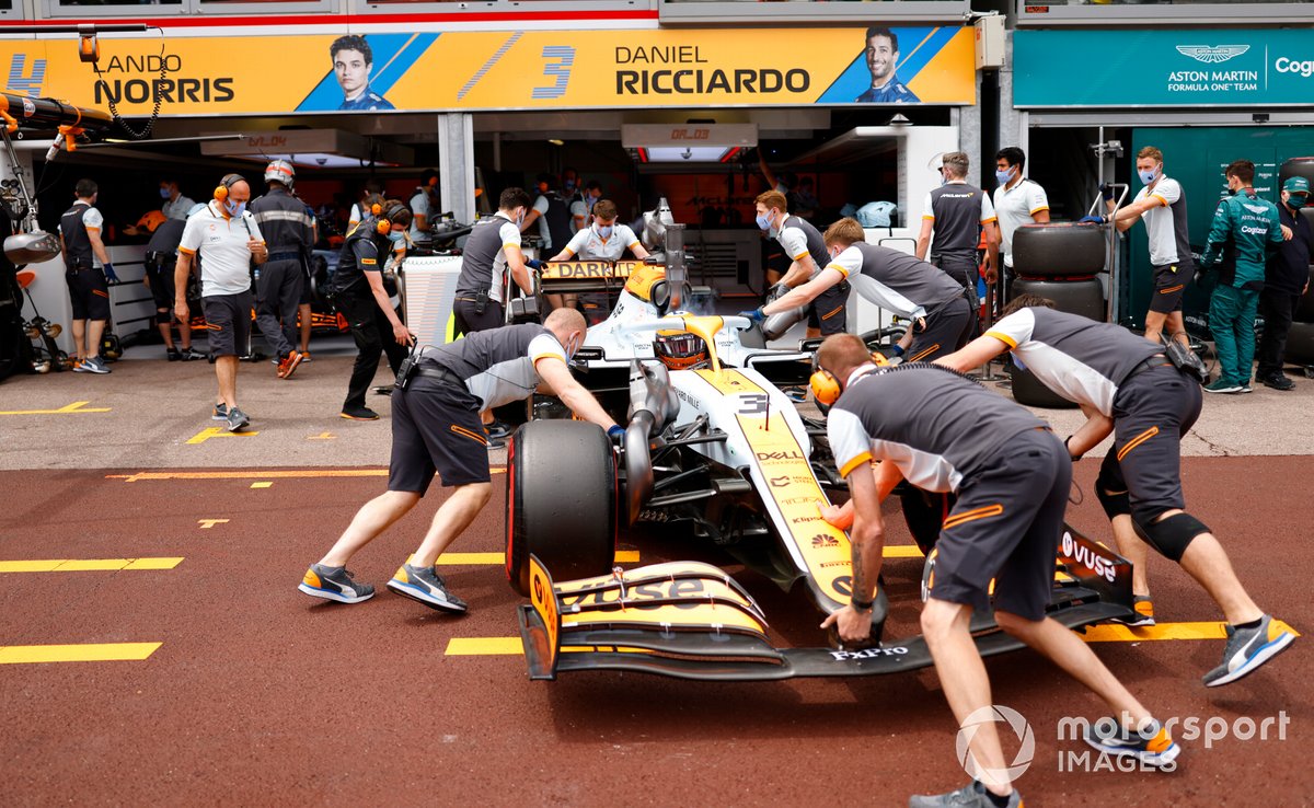 Daniel Ricciardo, McLaren MCL35M, torna in garage