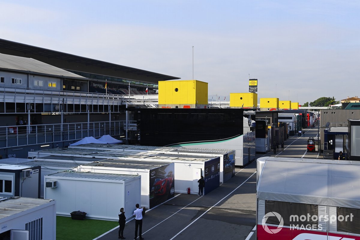 Camiones y motorhomes en el paddock de Montmeló