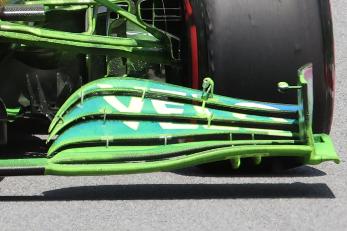 Detalle del nuevo alerón delantero del McLaren MCL35M
