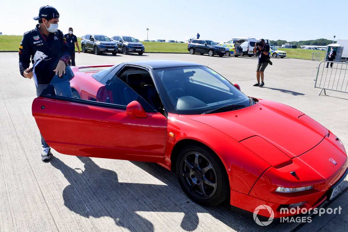 Sergio Perez, Red Bull Racing keluar dari Honda NSX, miliknya.