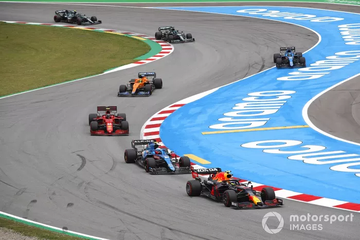 Sergio Perez, Red Bull Racing RB16B, Esteban Ocon, Alpine A521, Carlos Sainz Jr., Ferrari SF21, Lando Norris, McLaren MCL35M, y Fernando Alonso, Alpine A521
