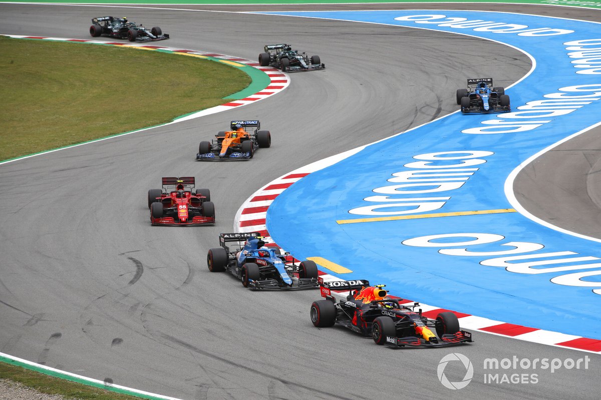 Sergio Perez, Red Bull Racing RB16B, Esteban Ocon, Alpine A521, Carlos Sainz Jr., Ferrari SF21, Lando Norris, McLaren MCL35M, e Fernando Alonso, Alpine A521