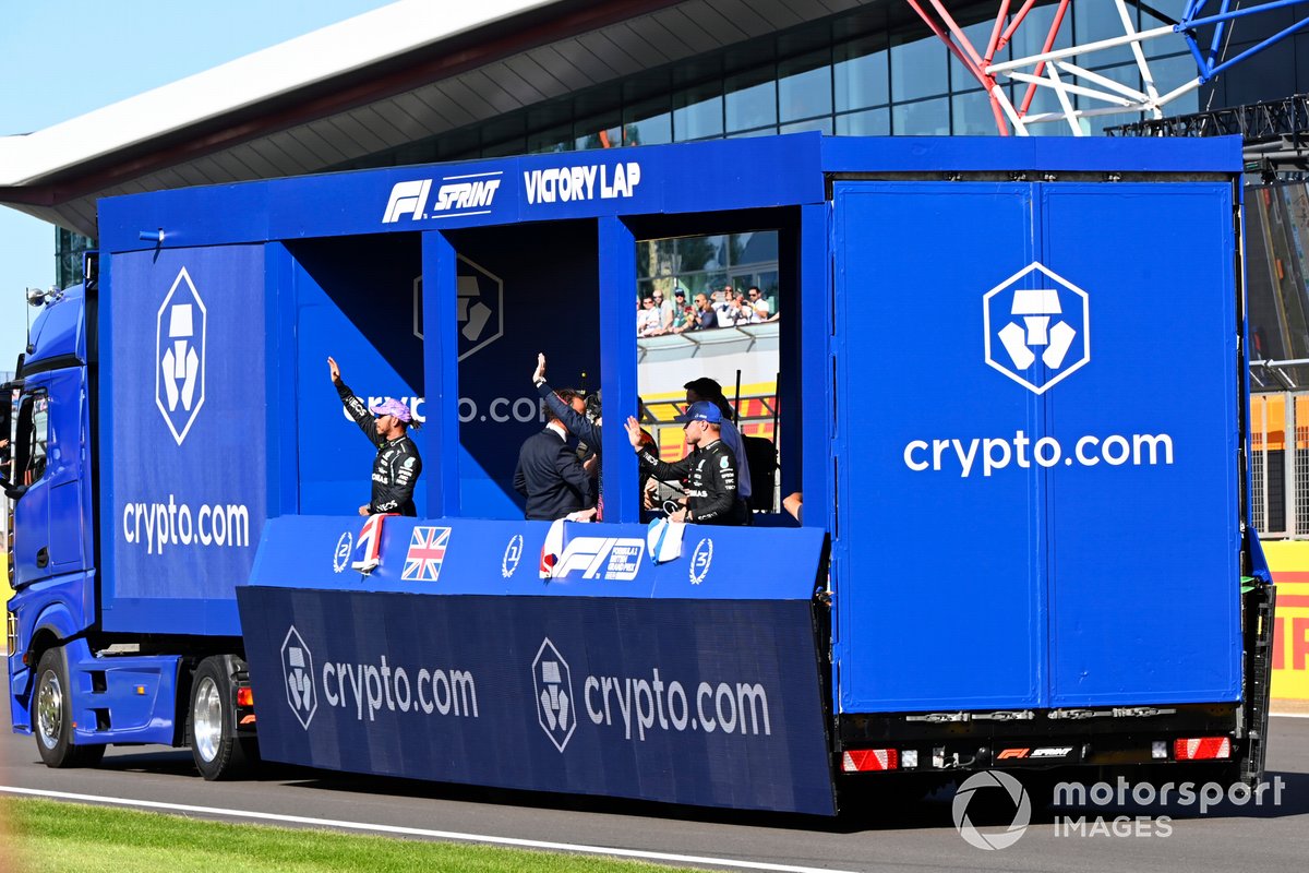 Tiga besar Sprint Race F1 GP Inggris: P2 Lewis Hamilton, Mercedes, P1 Max Verstappen, Red Bull Racing, dan P3 Valtteri Bottas, Mercedes, diarak dengan truk untuk victory lap.