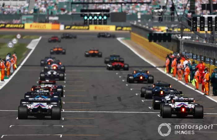 Max Verstappen, Red Bull Racing RB16B, Lewis Hamilton, Mercedes W12, lideran al pelotón mientras las luces se ponen en verde