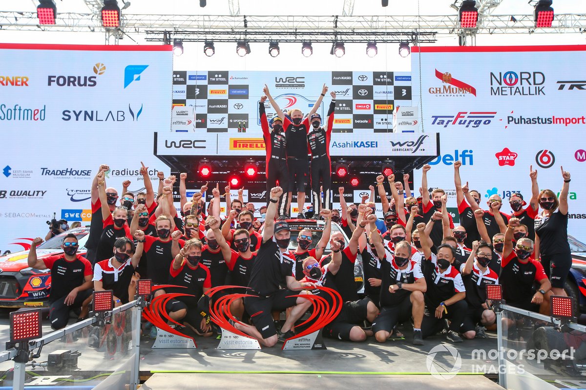 Podio: ganadores Kalle Rovanperä, Jonne Halttunen, Toyota Gazoo Racing WRT Toyota Yaris WRC con el equipo