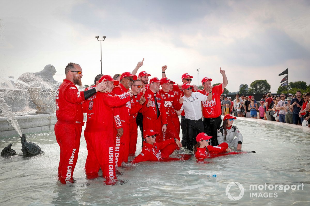 Ganador Marcus Ericsson, Chip Ganassi Racing Honda celebra su primera victoria en IndyCar