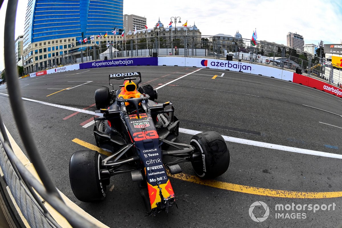 El coche dañado de Max Verstappen, Red Bull Racing RB16B