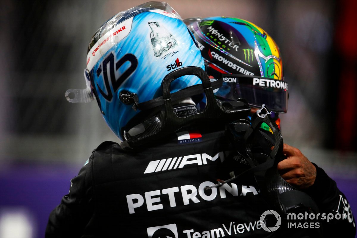 Valtteri Bottas, de Mercedes, felicita al ganador de la pole, Lewis Hamilton, de Mercedes, en el Parc Ferme