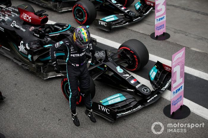 Lewis Hamilton, de Mercedes, celebra tras conseguir la pole para la carrera Sprint