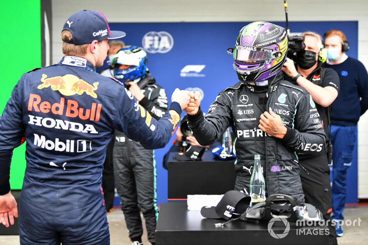 Max Verstappen, Red Bull Racing, felicita Ganador de la pole para la carrera sprint, Lewis Hamilton, Mercedes, en el Parc Ferme