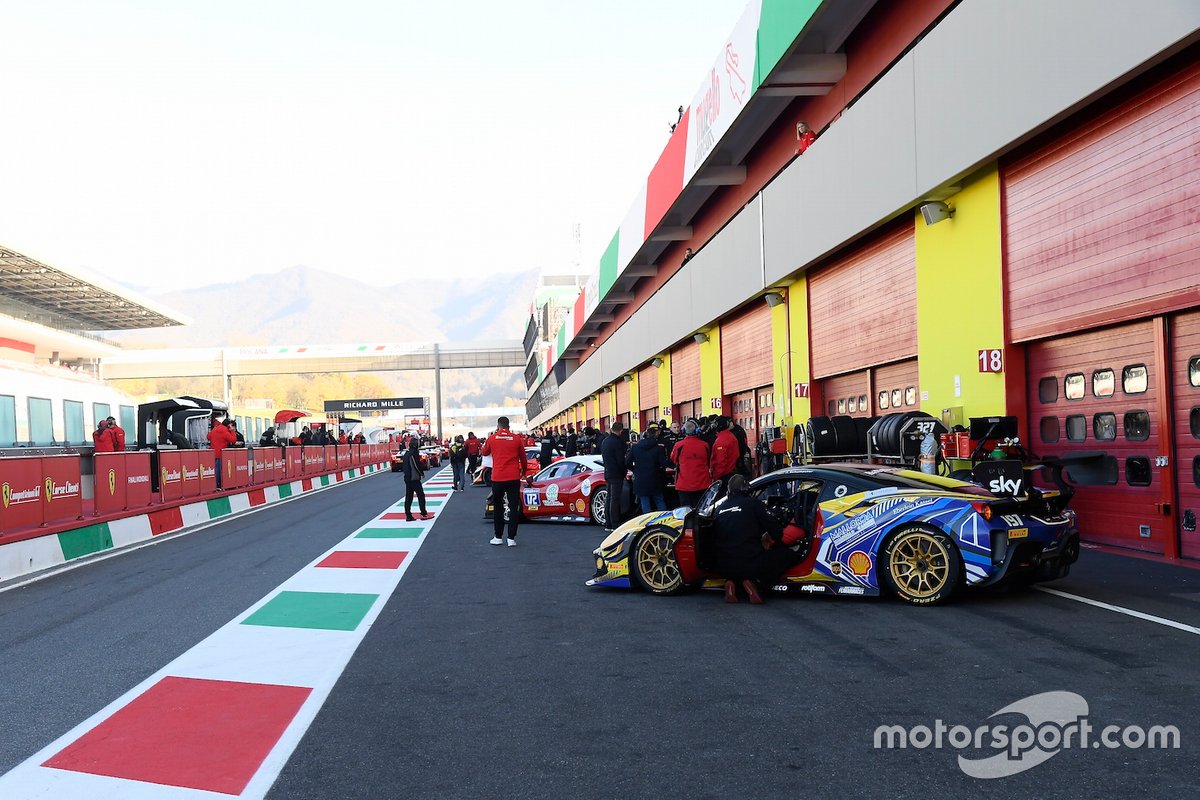 Le auto in pitlane