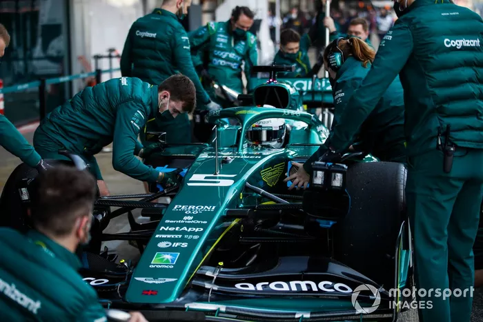 Sebastian Vettel, Aston Martin AMR22, en el pitlane