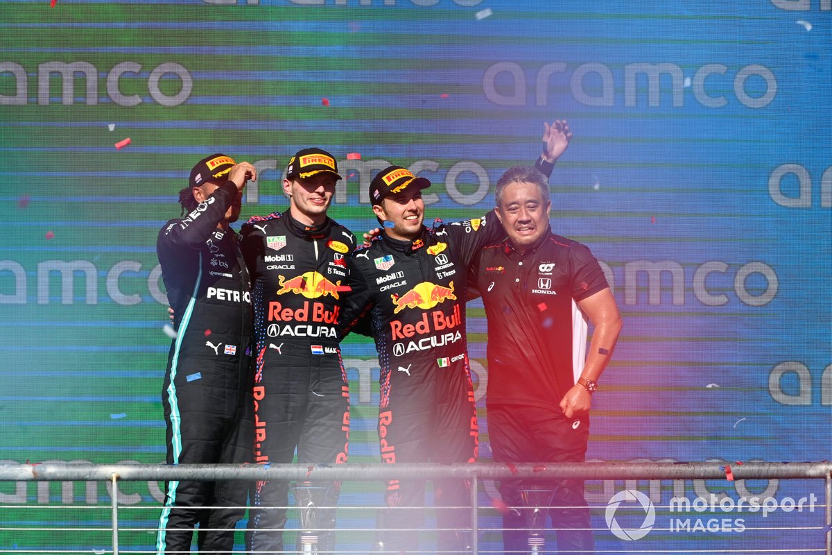 Podio: segundo lugar Lewis Hamilton, Mercedes, ganador Max Verstappen, Red Bull Racing, tercer lugar Sergio Pérez, Red Bull Racing y Masashi Yamamoto, Director de Honda Motorsport