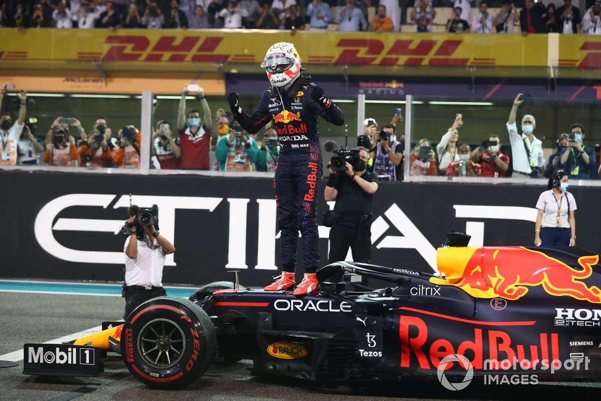 Max Verstappen, Red Bull Racing, 1a posizione, festeggia nel Parc Ferme
