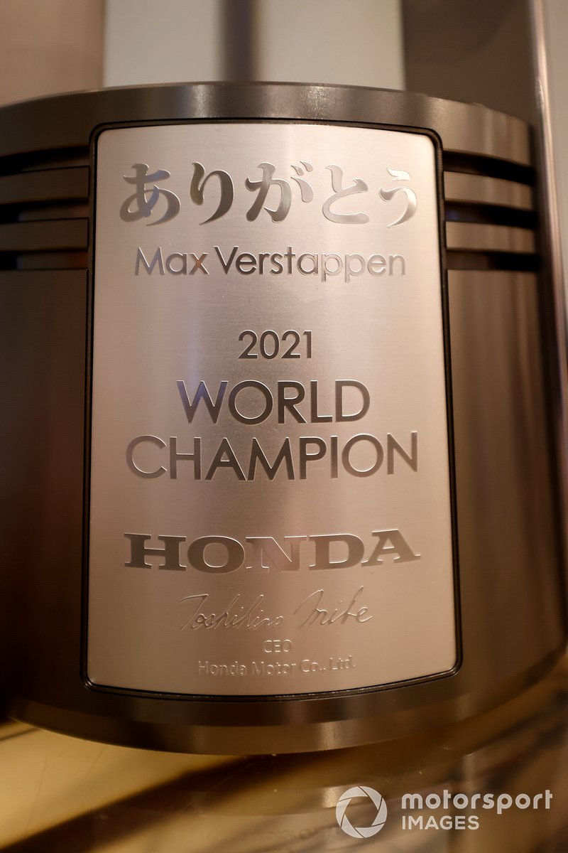 Un trofeo presentato da Honda a Max Verstappen, Red Bull Racing, 1a posizione