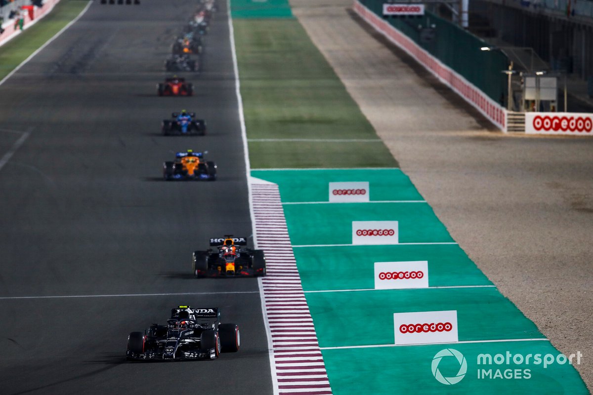 Pierre Gasly, AlphaTauri AT02, Max Verstappen, Red Bull Racing RB16B, y Lando Norris, McLaren MCL35M