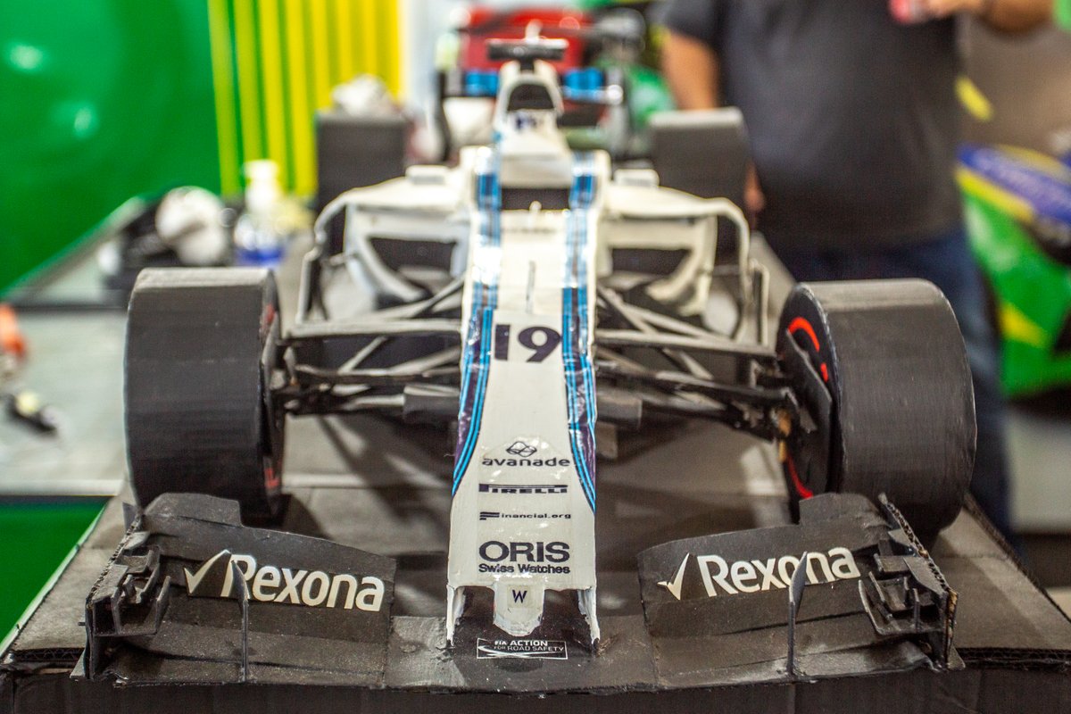 Felipe Massa autografa réplica de Williams FW40 de 2017