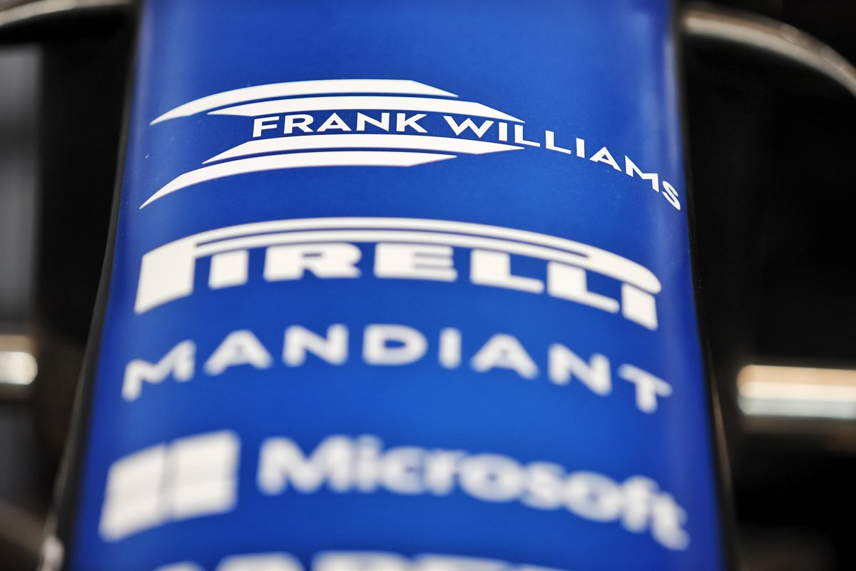 Le nez de l'Alpine A521 avec un hommage à Frank Williams