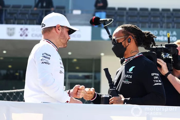 Valtteri Bottas, de Mercedes, y Lewis Hamilton, de Mercedes, en el desfile de pilotos